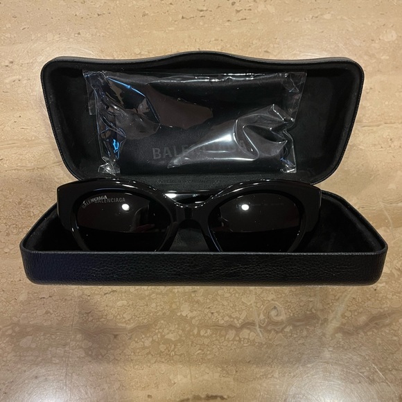 BRAND NEW BALENCIAGA BLACK CAT EYE SUNGLASSES! PERFECT MINT CONDITION! GORGEOUS! - Picture 8 of 12